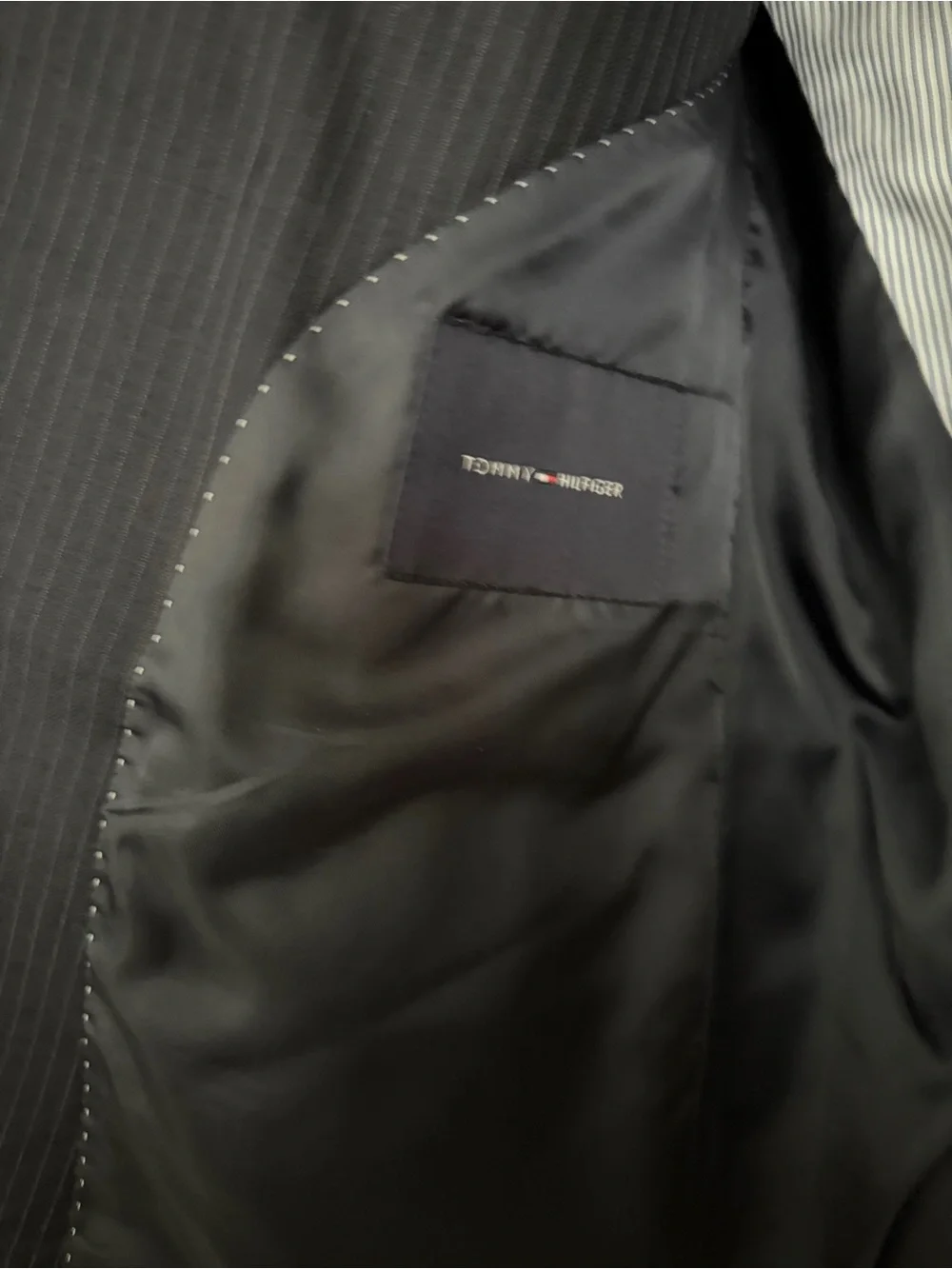 Tommy Hilfiger 100% Wool Navy Pinstripe Suit 42R 34x30 Men’s Two Piece